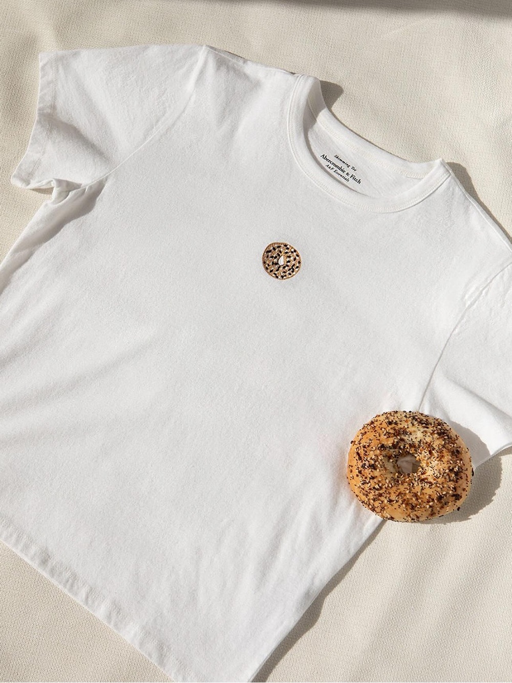 NWT Abercrombie & Fitch Women's
Short-Sleeve bagel Graphic Skimming Tee — XL